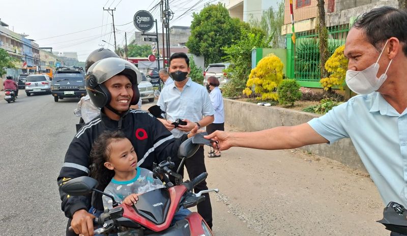 Asian Agri melalui PT IIS Jambi membagikan ribuan secara gratis kepada masyarakat di Kota Jambi | dod
