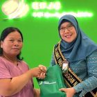 Kepala Kantor BPJS Ketenagakerjaan Muaro Jambi, Rina Septiana, menyerahkan bingkisan kepada peserta | lc