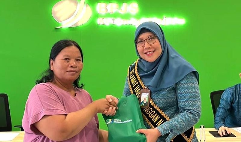 Kepala Kantor BPJS Ketenagakerjaan Muaro Jambi, Rina Septiana, menyerahkan bingkisan kepada peserta | lc