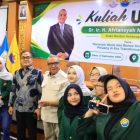 Wakil Menteri Ketenagakerjaan, Afriansyah Noor, bersama mahasiswa dan mahasiswi Universitas Batanghari, Jambi, Sabtu | foto : humas kemnaker