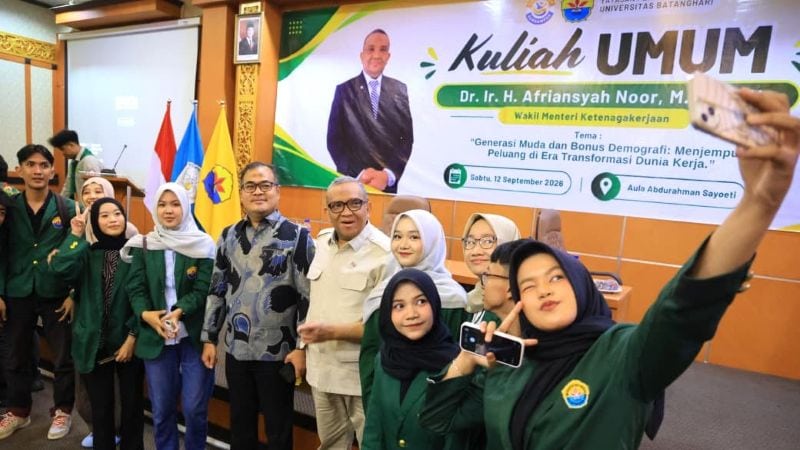 Wakil Menteri Ketenagakerjaan, Afriansyah Noor, bersama mahasiswa dan mahasiswi Universitas Batanghari, Jambi, Sabtu | foto : humas kemnaker