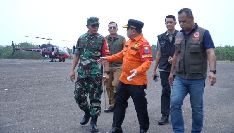 Gubernur Jambi dan Danrem Garuda Putih seusai memantau perkembangan kebakaran hutan dan lahan melalui udara | erit