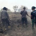 Upaya pendinginan bara api setelah kebakaran lahan di Desa Rantau Panjang, Kumpeh, Muaro Jambi | dok polda