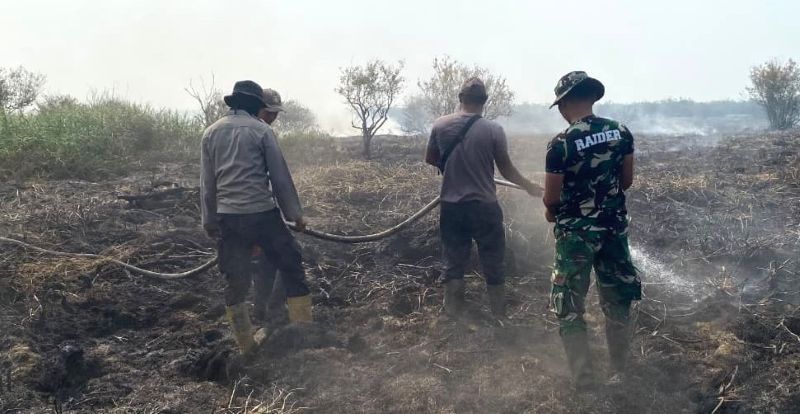 Upaya pendinginan bara api setelah kebakaran lahan di Desa Rantau Panjang, Kumpeh, Muaro Jambi | dok polda