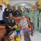 Anjangsana ke rumah wakawuri dalam rangka memperingati HUT ke-81 TNI di Jambi | penrem