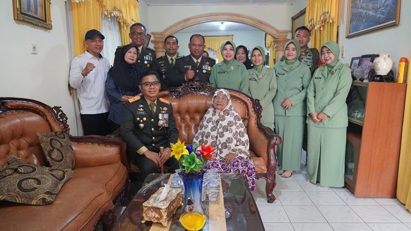 Anjangsana ke rumah wakawuri dalam rangka memperingati HUT ke-81 TNI di Jambi | penrem