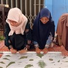 Para lansia Desa Kota Karang, Kumpeh Ulu, Kabupaten Muaro Jambi memproduksi batik ecoprint di bawah binaan Pertamina EP Jambi Field | doddi irawan