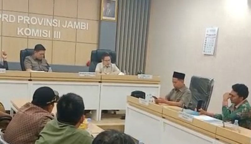 DPRD Provinsi Jambi menggelar rapat dengan pendapat dengan lintas komisi, warga, BPR dan Walhi, Selasa | tim