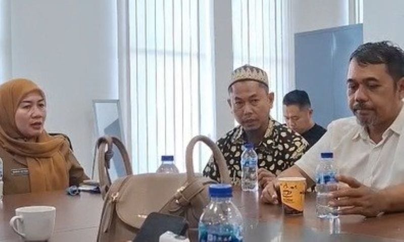 Ketua BPR Tolak Stockpile Aur Kenali, Rahmat, dan Erpen, saat mempertanyakan surat Wali Kota Jambi ke Gubernur Jambi di Kantor Wali Kota Jambi | foto : tim