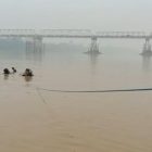Dua penyelam mencari Akbar yang tenggelam di Sungai Batanghari, Kamis sore | basarnas