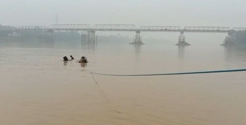 Dua penyelam mencari Akbar yang tenggelam di Sungai Batanghari, Kamis sore | basarnas