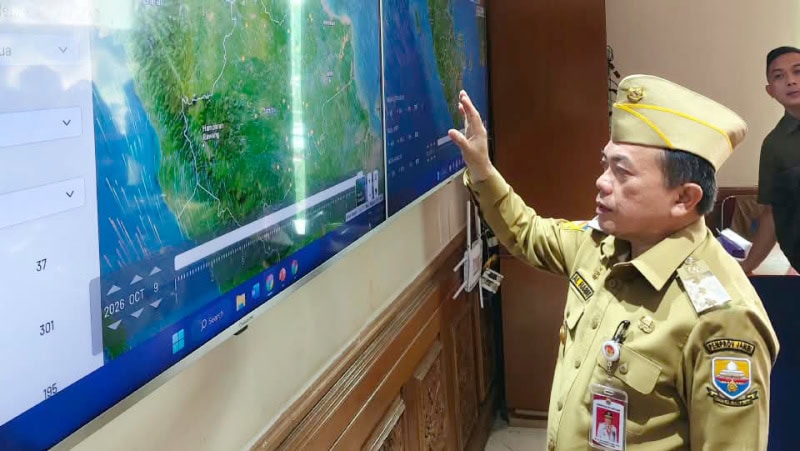 Gubernur Jambi memantau sebaran titik api dan pergerakan angin melalui aplikasi SiPongi, Jumat | dki-pj
