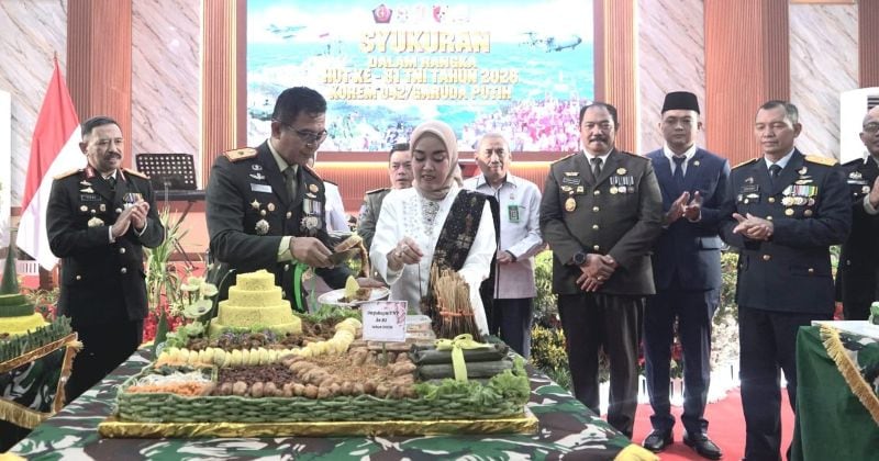 Brigjen TNI Nyamin memotong tumpeng pada syukuran HUT ke-81 TNI, di Balai Prajurit Korem 042 Garuda Putih, Jambi, Senin | penrem