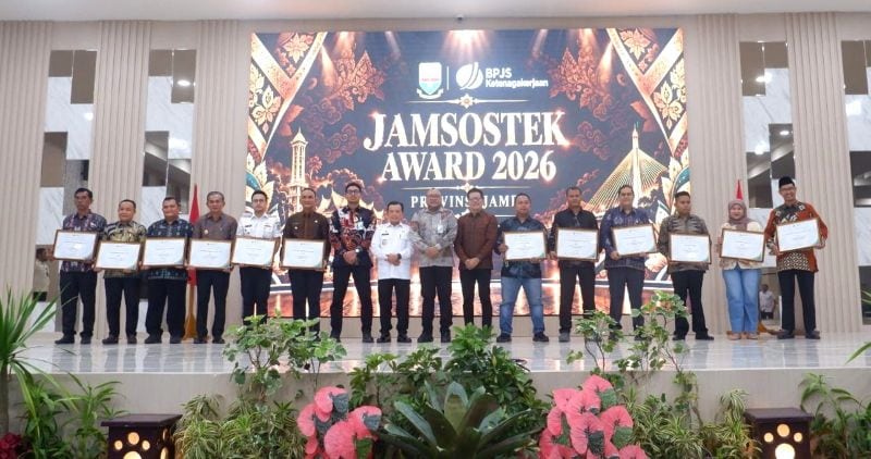 Wakil Bupati Muaro Jambi, Junaidi H Mahir, menerima penghargaan Jamsostek Award 2026 dari Gubernur Jambi, Rabu | dod