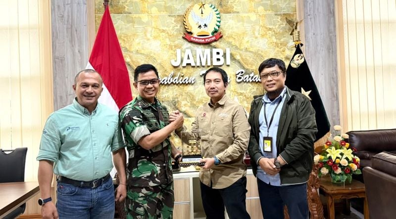 General Manager PHR Zona 1, Muhammad Luthfi Ferdiansyah melakukan kunjungan kehormatan kepada Danrem 042/Garuda Putih, Brigjen TNI Nyamin | foto : pep