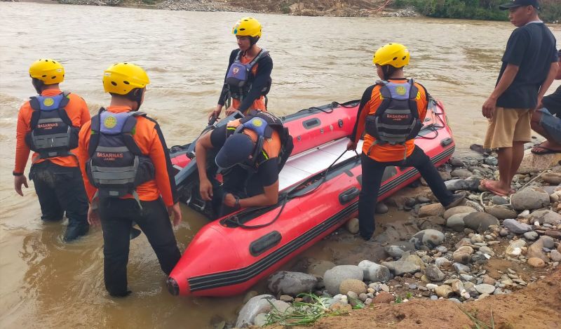 Tim SAR membantu pencarian Kakek Bawi yang hanyut di Sungai Batang Asai | sar