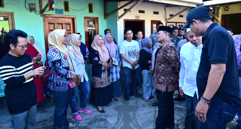Wali Kota Jambi, Maulana, memberi apresiasi kepada warga yang telah peduli pada Kakek Suhendri | dki-kj
