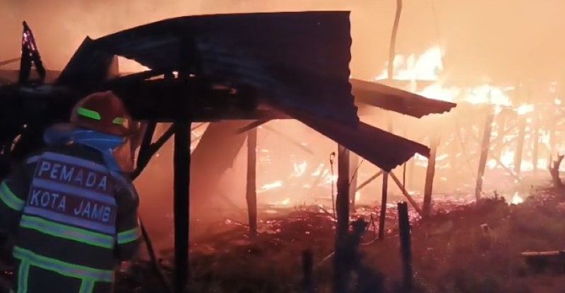 Kebakaran dua rumah non permanen di Talang Banjar, Jambi Timur, Kota Jambi, Rabu malam | asa