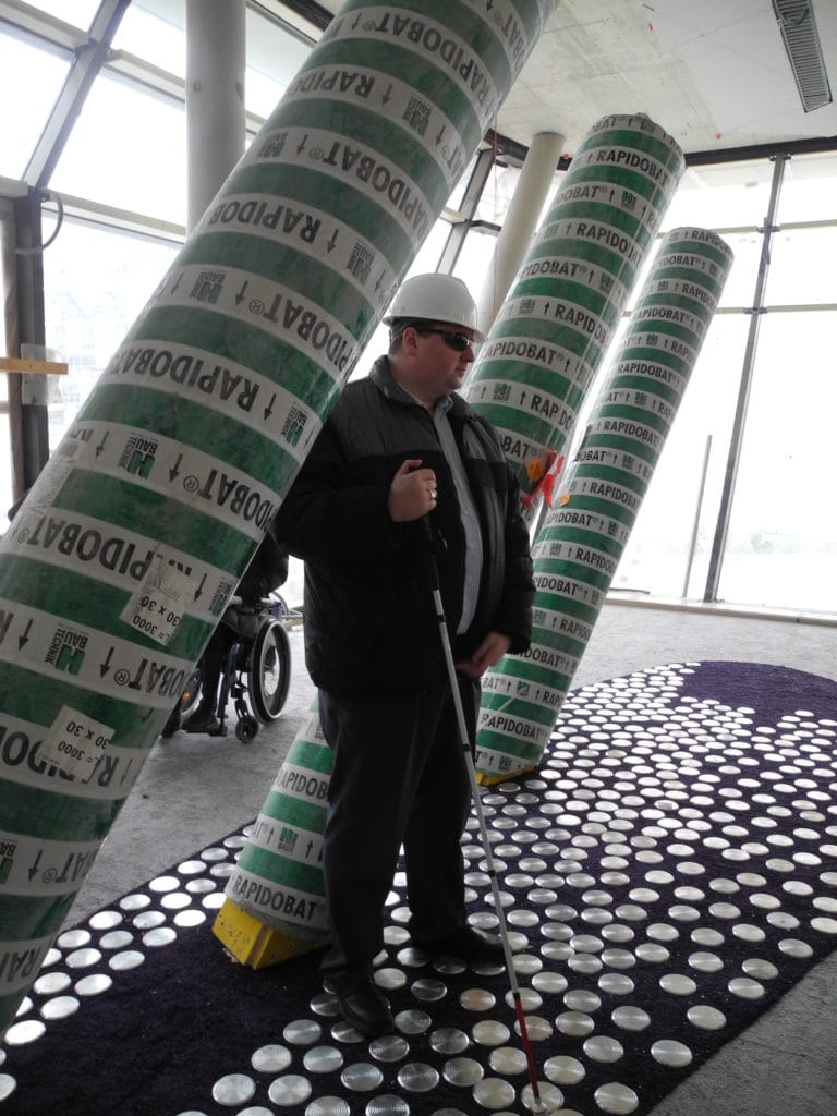 Bild: Janoschek mit Baustellenhelm auf Wirtschaftsuniversität Wien