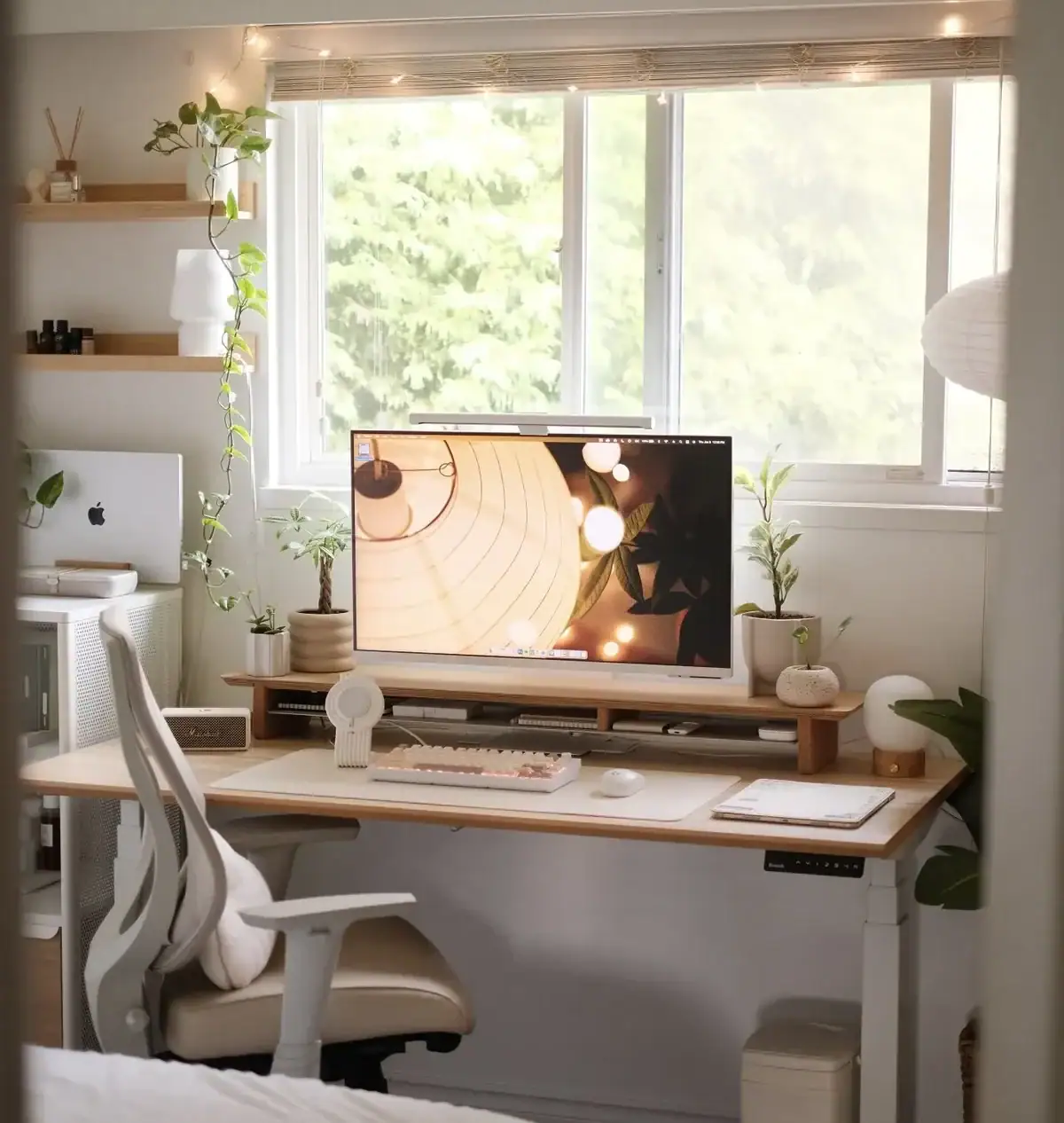 Rauhallinen työpöytä luonnonvalossa