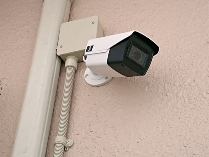 防犯カメラやセキュリティシステムを安定して長期間ご使用いただくため、機器の誤作動や動作不良といった事が起きないよう、設置環境に応じた部材による保護といった工夫を凝らして取り付けを実施しております。