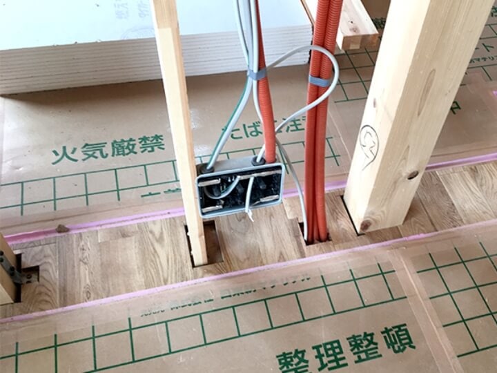 日本防犯設備では防犯カメラやセキュリティ機器の設置の際、配線が剥き出しになるような雑多な対応は致しません。可能な限り配線の露出を抑えて美観を損ねない配慮を行います。