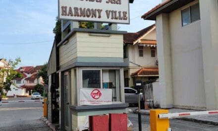 ติดตั้งไม้กั้นหมู่บ้านฮาร์โมนี่ วิลล์