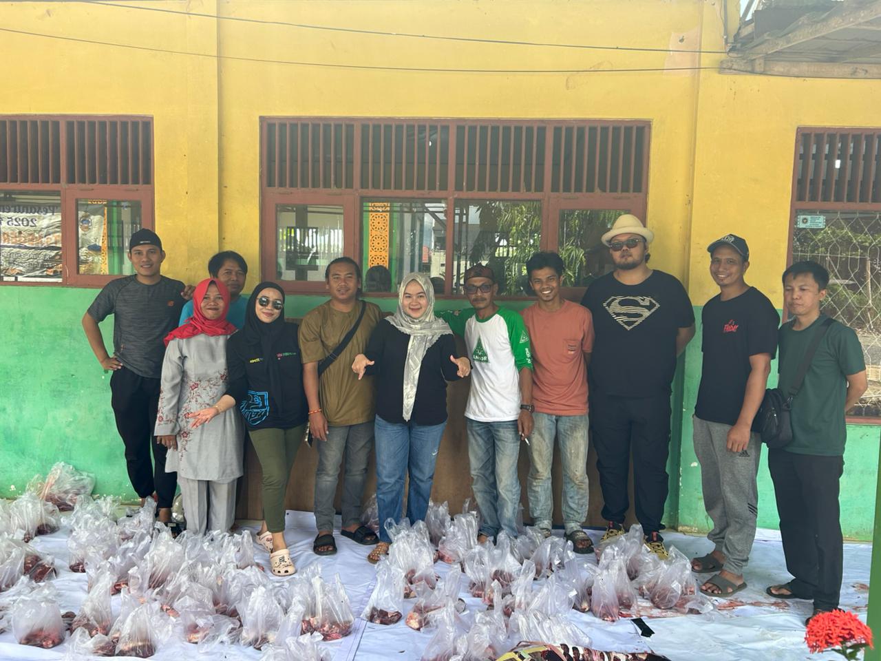 Tebar Kepedulian di Hari Raya Idul Adha, KNPI Tanah Laut Berbagi Daging Kurban