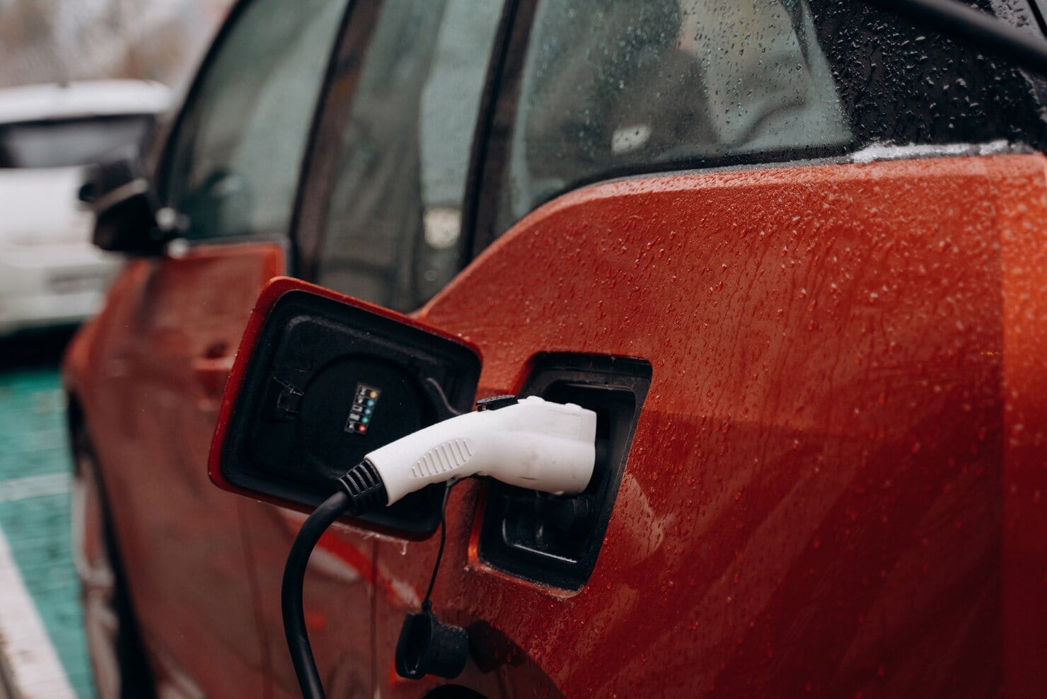 Czy można ładować auto elektryczne w czasie deszczu?