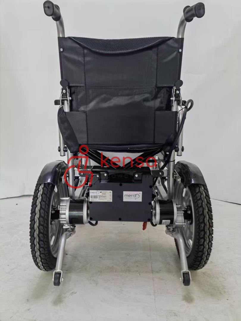 Merrt BME-4646 elektrikli tekerlekli sandalye, siyah kumaş sırtlık ve dayanıklı metal çerçeveye sahip arka görünüm.