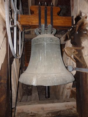 Große Glocke: 1445 gegossen, Bronze, d=1,35 m,