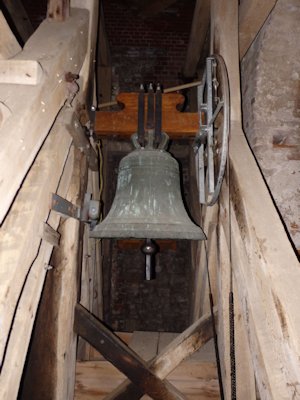 Kleine Glocke: 1859 von Eduard Zach in Stralsund umgegossen, Bronze, d=0,8 m