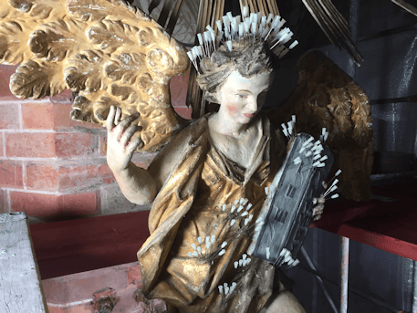 Figur auf dem Schalldeckel