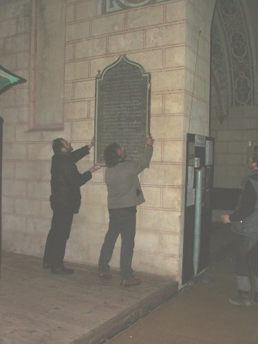 „Anprobe“ der Tafel am neuen Platz durch den Bausachverständigen für den Kirchenkreis Gerd Meyerhoff und dem Holzrestaurator Harry Möller.