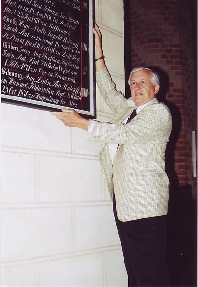 Karl H. Staudinger mit Gedenktafel