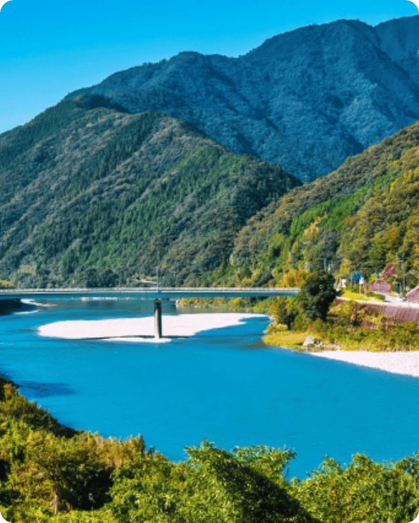 きれいな川と山