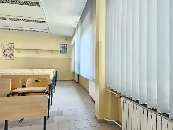 Żaluzje pionowe w sali lekcyjnej — realizacja Solar Rolety Kraków