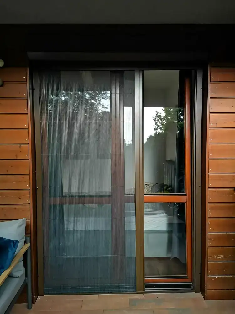 Moskitiera plisowana w drzwiach tarasowych — realizacja Solar Rolety Kraków