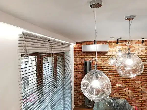 Żaluzje aluminiowe w loftowym wnętrzu — realizacja Solar Rolety Kraków