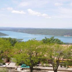 Region-Eindrücke 27 Stausee Lac de Sainte-Croix von der Gorges du Verdon mit Restaurant