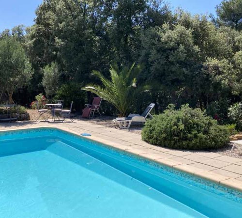 Chaises longues, Sonnenliegen, sun beds am Pool von La Cigale Provence