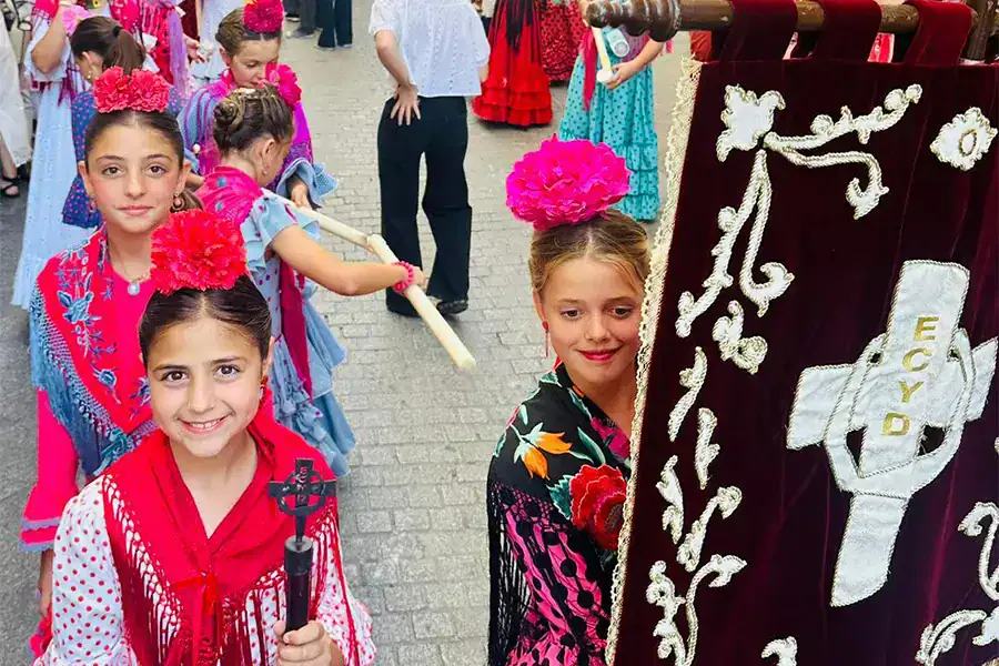 350 adolescentes y jóvenes han salido por las calles de Sevilla en procesión llevando la Cruz de Mayo.