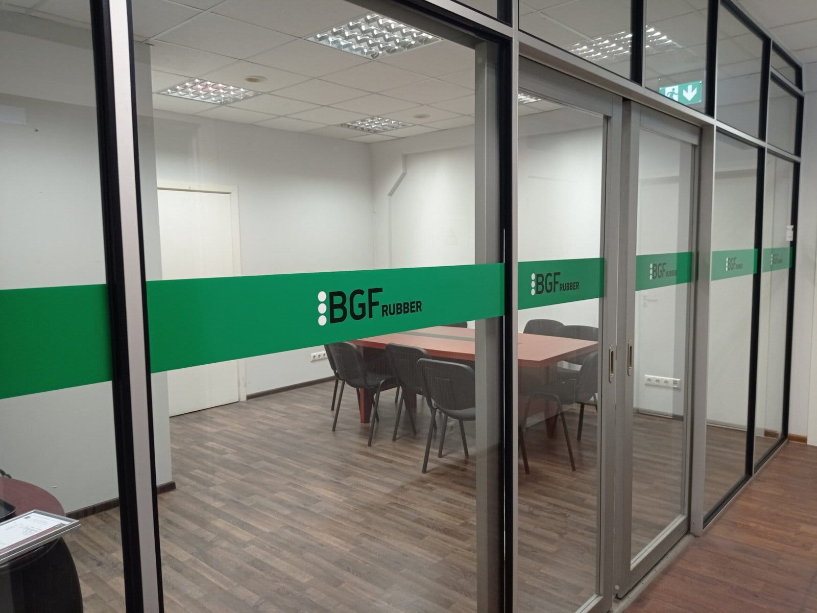 Ofisa stiklu dizains ar BGF Rubber logo