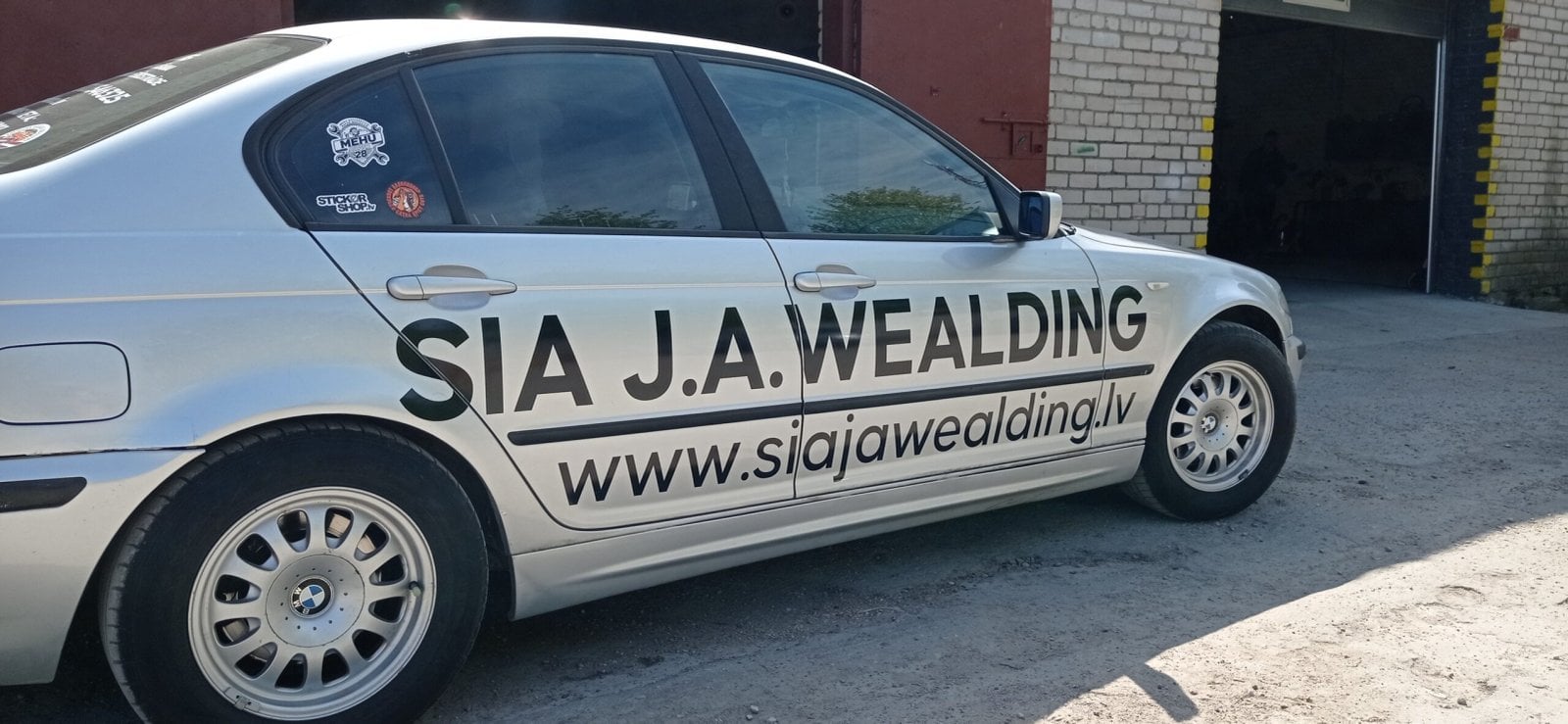 Reklāmas uzlīmes uz automašīnas virsbūves