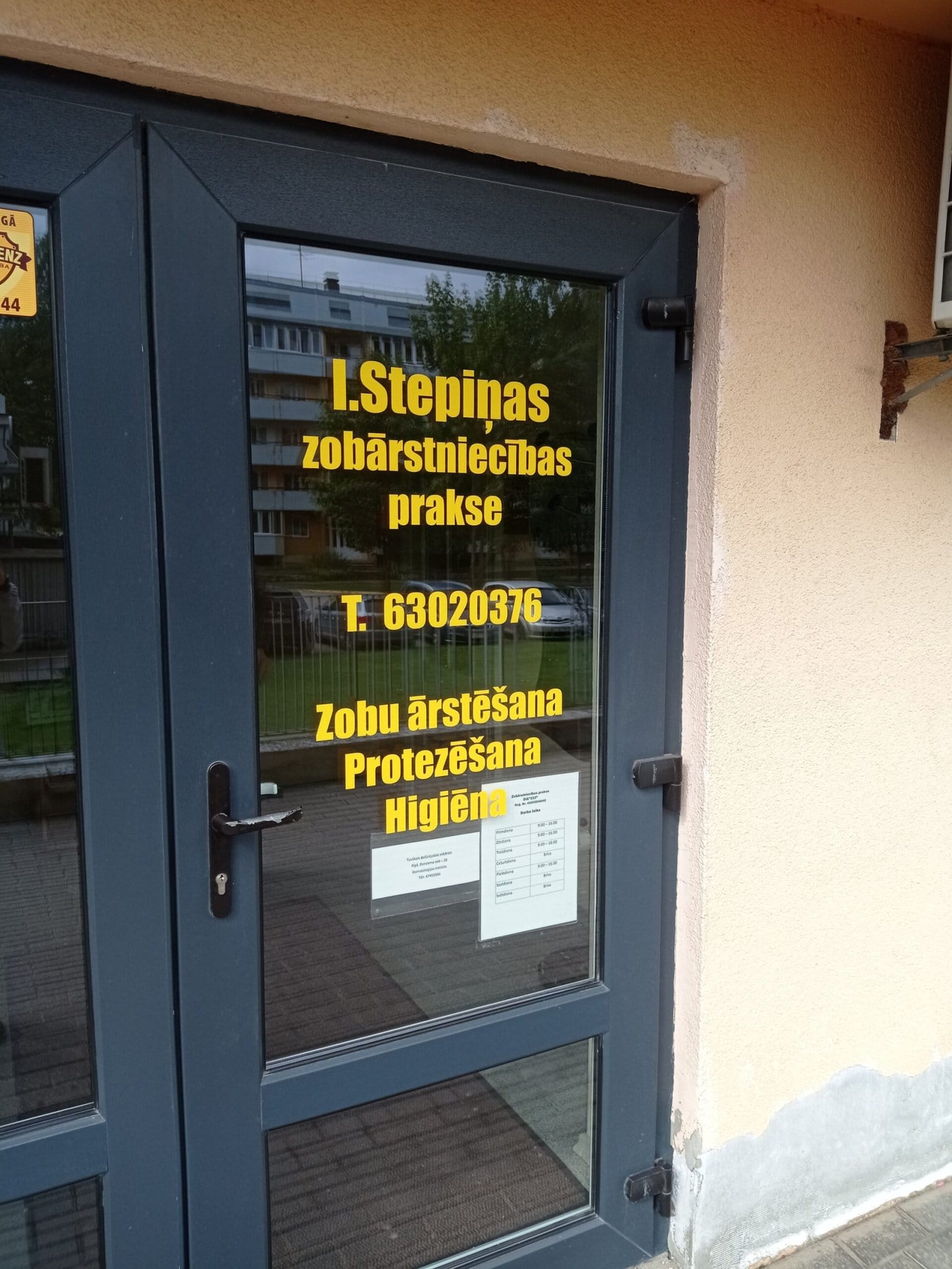 Informācijas uzlīmes zobārstniecības ieejas durvīm