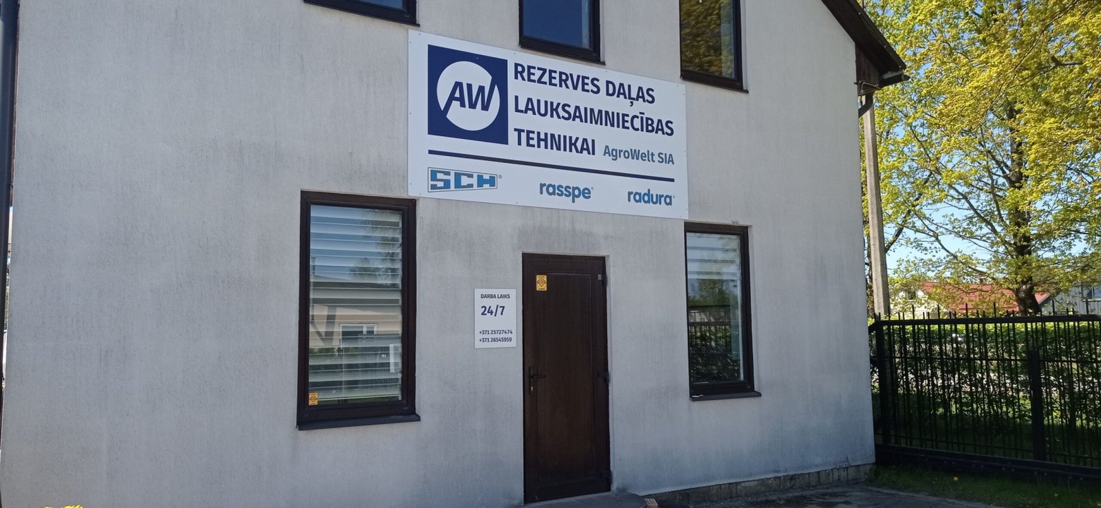 Uzņēmuma plāksne uz fasādes sienas