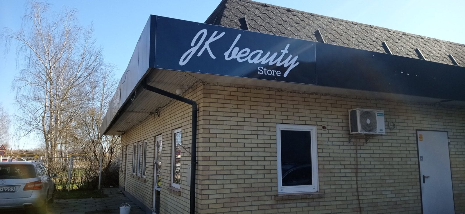 Ārējā reklāma ar uzņēmuma nosaukumu