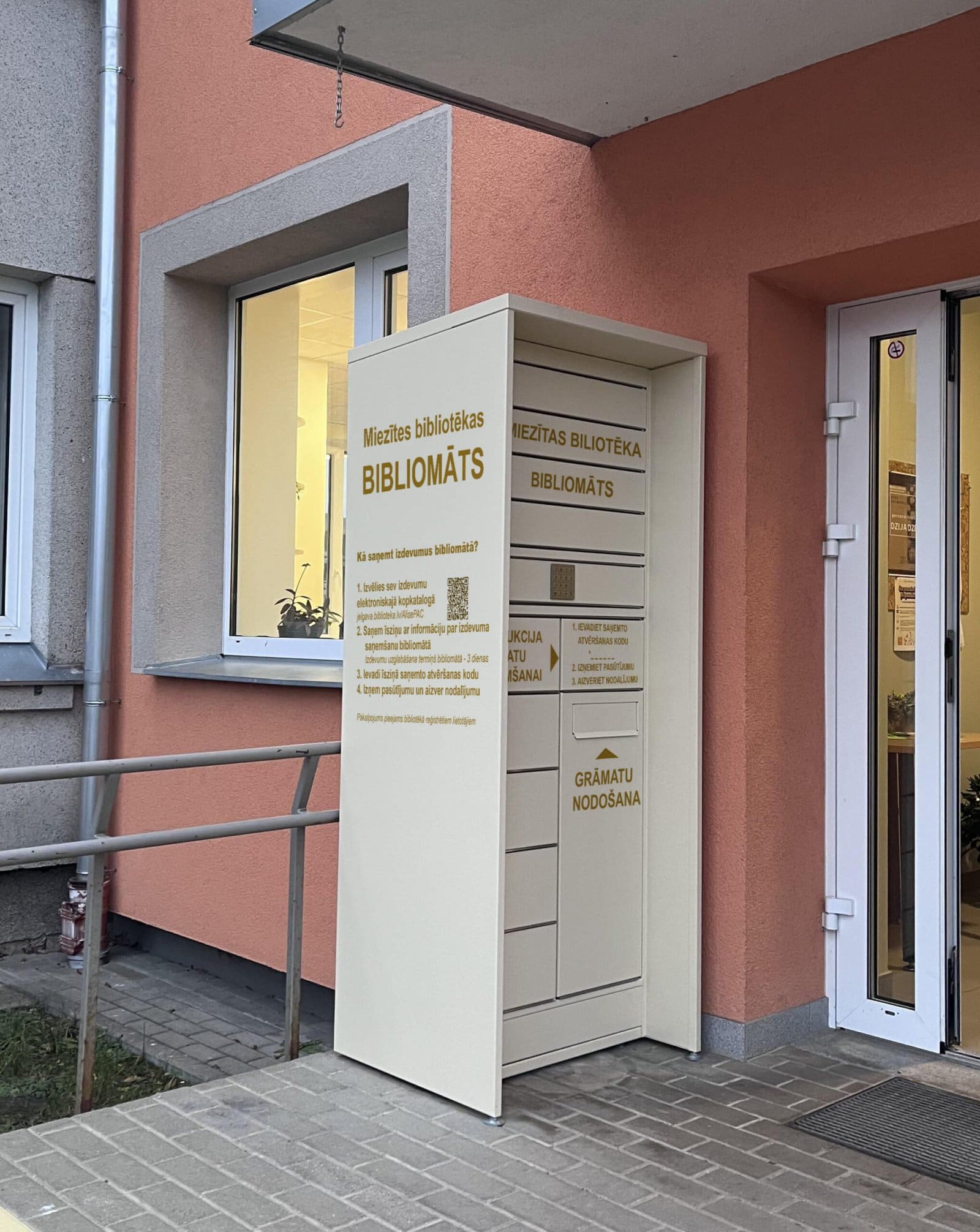 Bibliomāta lietošanas norādes uz plēves.