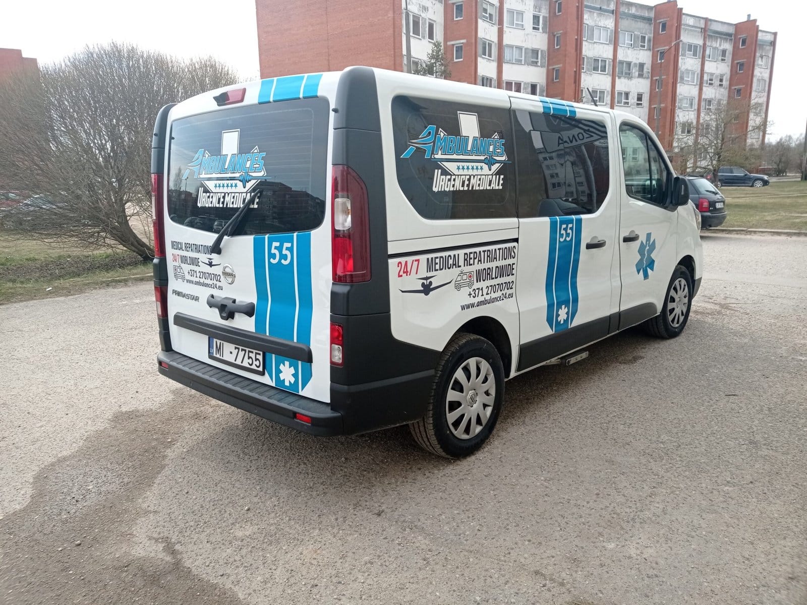 Aplīmēts ātrās palīdzības transports.