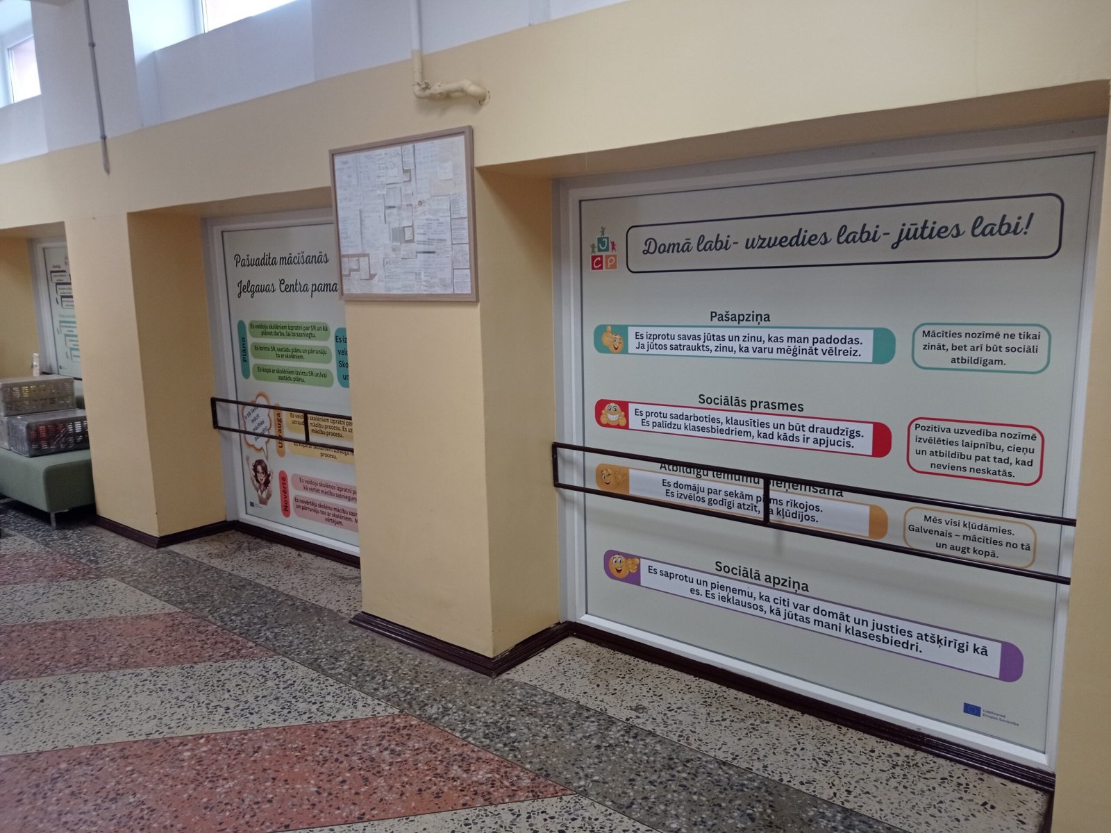 Skolas gaiteņa sienu un stiklu aplīmēšana